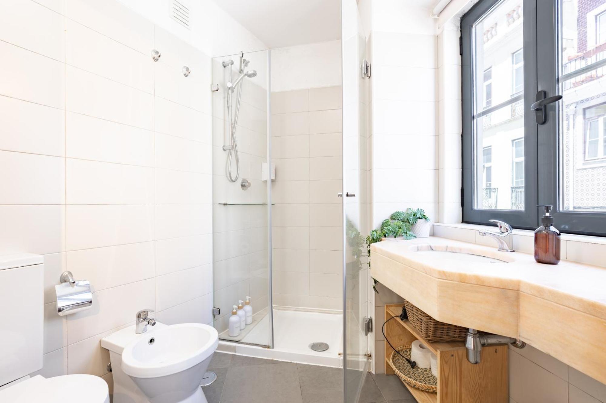 Second-Floor One-Bedroom Apartment Dto