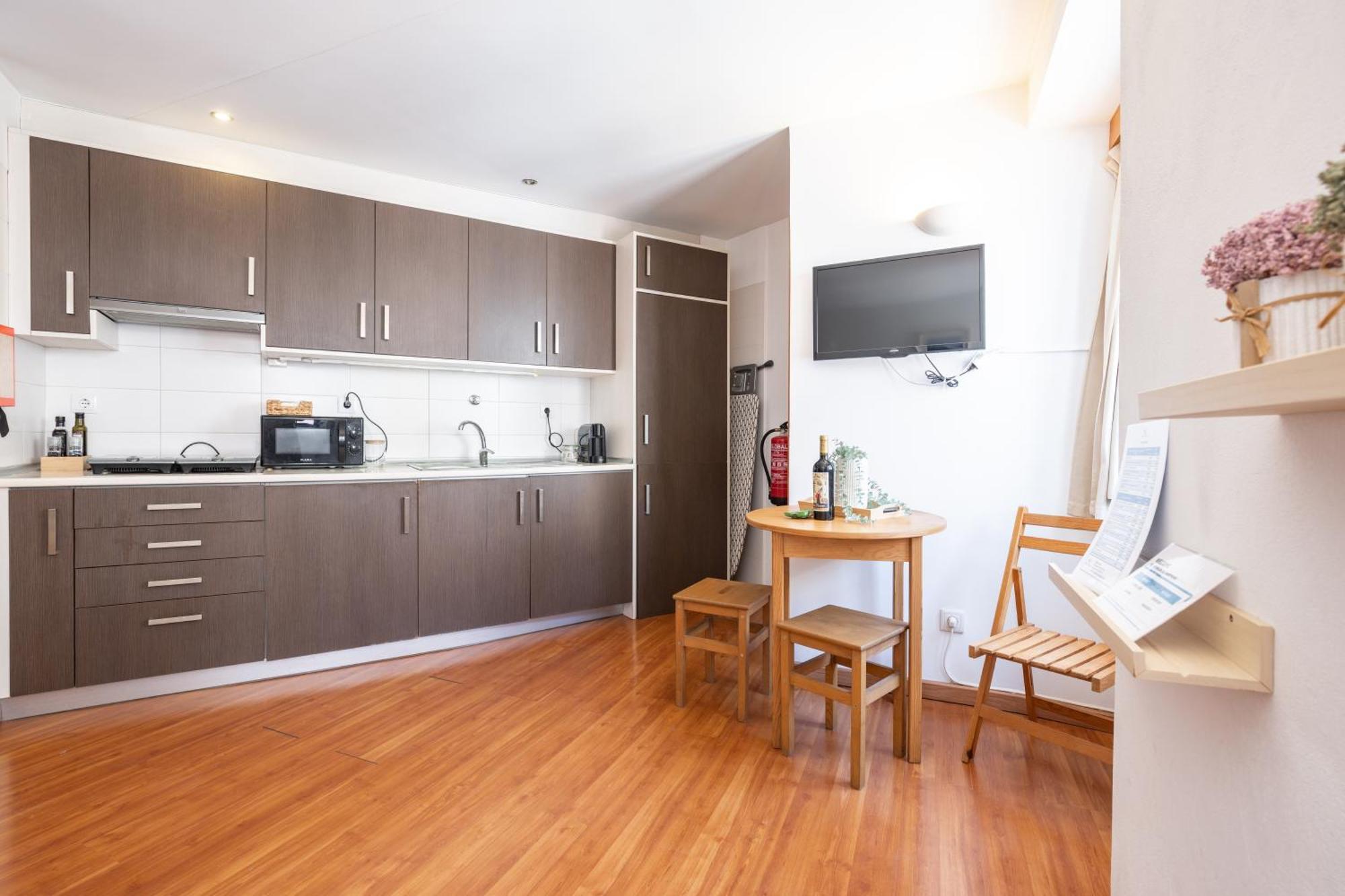 Second-Floor One-Bedroom Apartment Dto