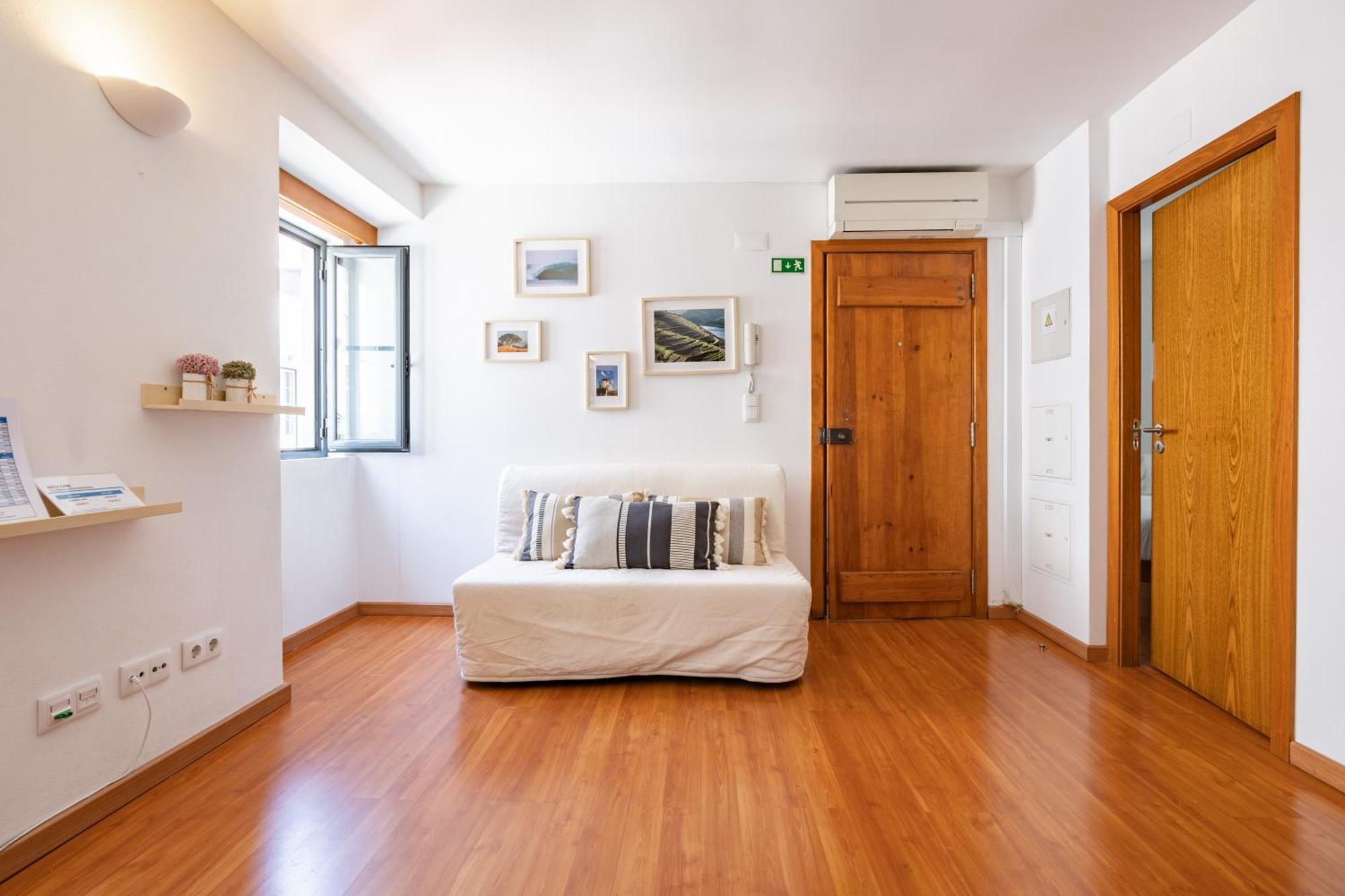Second-Floor One-Bedroom Apartment Dto