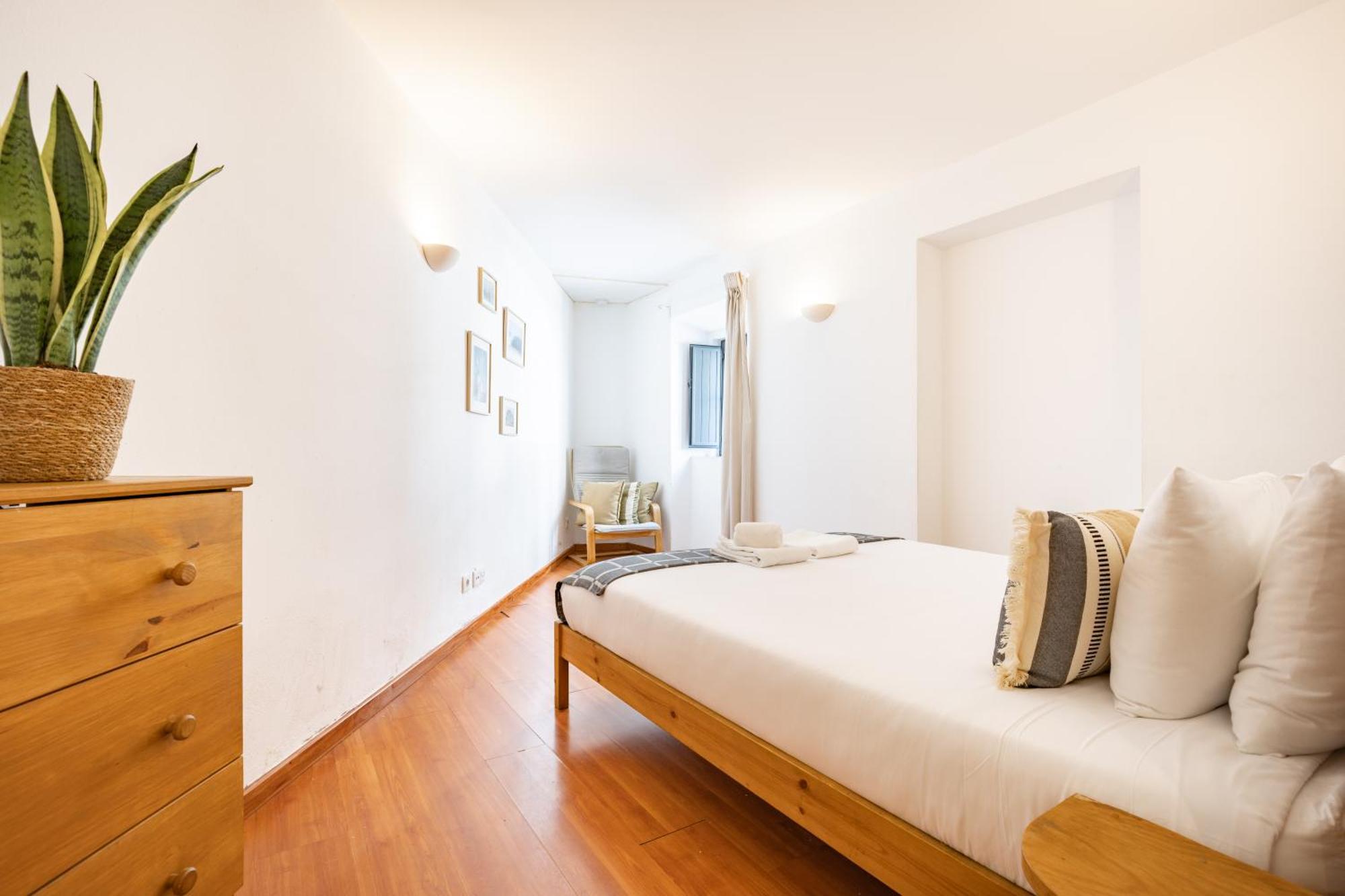 Ground-Floor One-Bedroom Apartment R or C